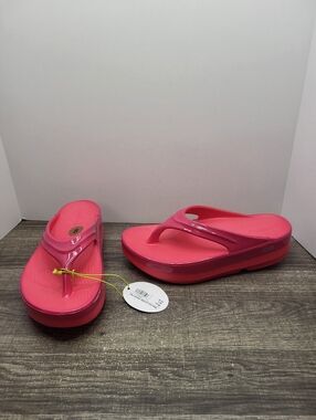 OOFOS OOmega OOlala Stacked Sandal Women's Size 8 Neon Berry Punch New